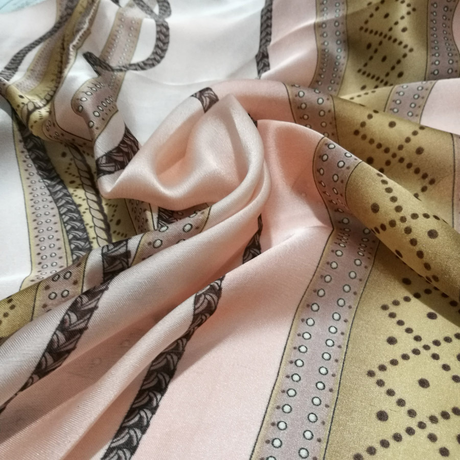 百搭仿真丝围巾防晒丝巾亮色柔软字母链条围巾披肩 z  丝绸物品爱好者