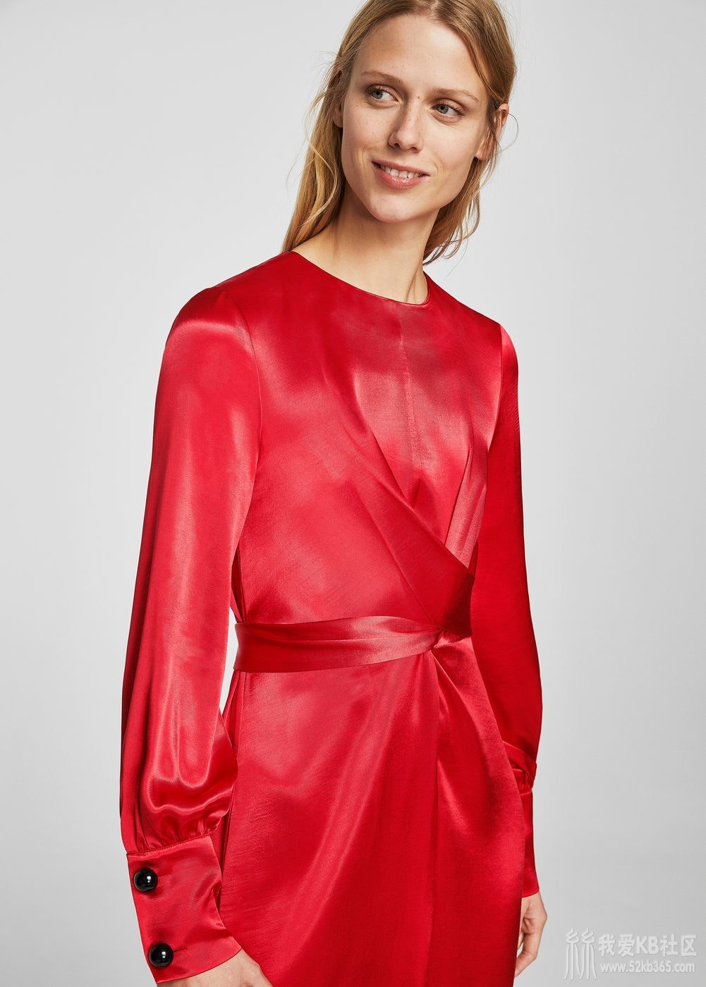 包裹式缎面连身裙