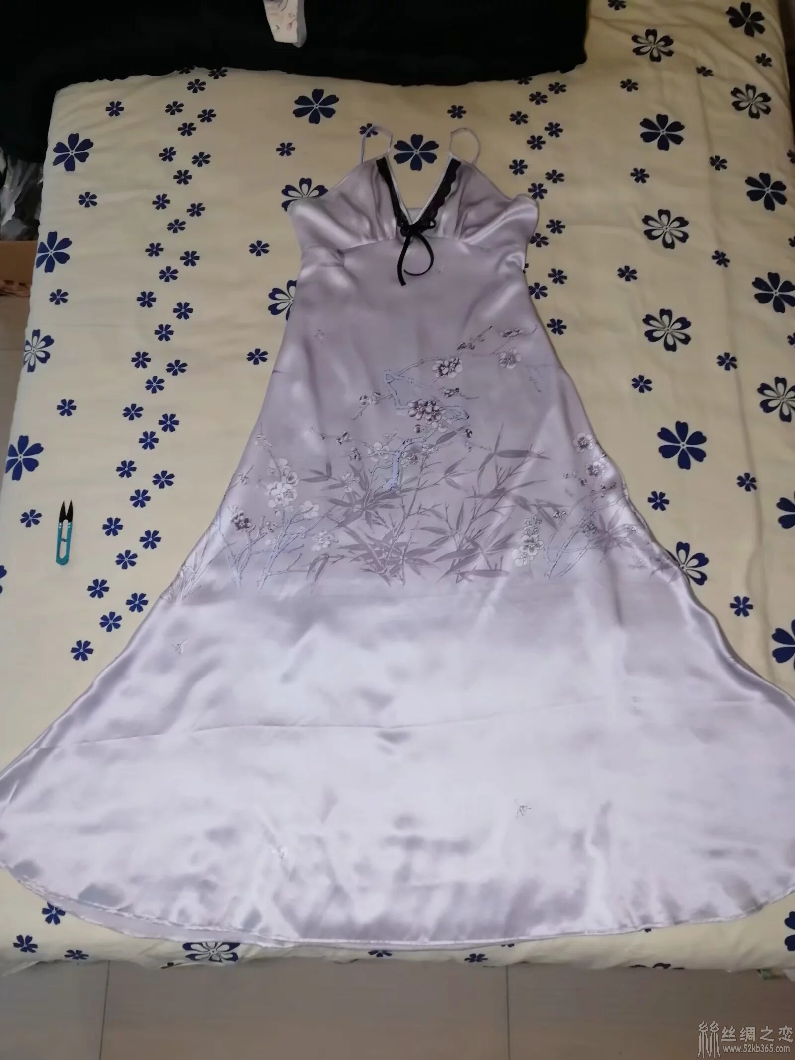真丝印花素绉缎礼服裙,20姆米银灰色-丝绸物品爱好者