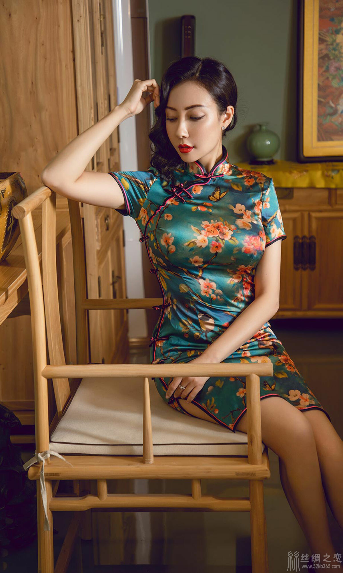 ugirls尤果圈no1603果儿victoria很久以前我爱你丝绸旗袍写真套图